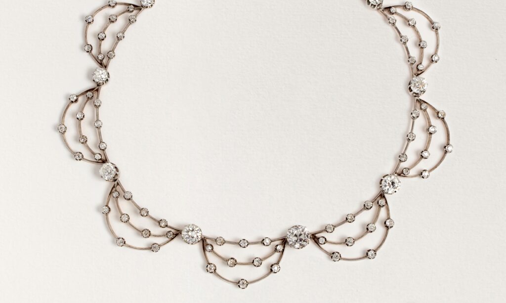 Adjugé 11 500 €_Romantique collier collerette en or 18k