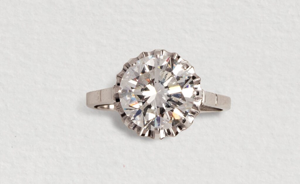 Adjugé 15 000 €_Solitaire en or blanc 18k (750 millièmes) et platine (950 millièmes) orné d'un brillant de 2,57 carats (E/SI1) Poids brut : 4,4 g