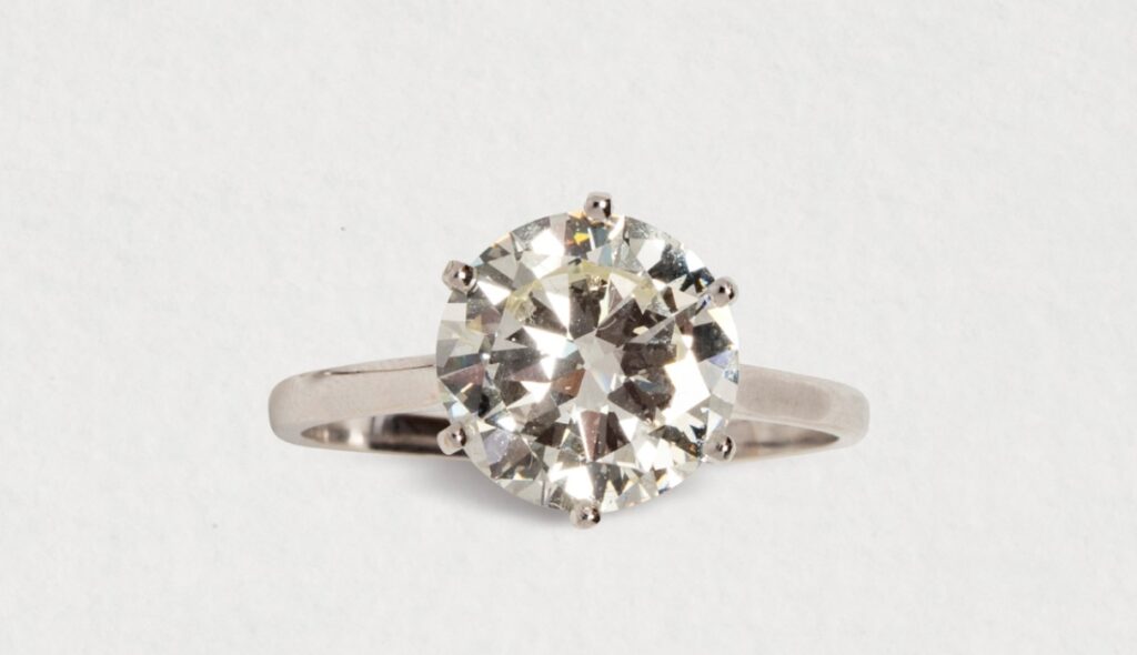 Adjugé 17 000 €_Solitaire en or gris 18k