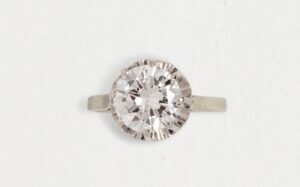 Adjugé 40 500 €_Solitaire en platine (950 millièmes) ornée d'un brillant de 3,81carats
