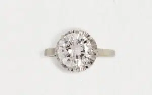 Estimation de ce bijoux, Solitaire en platine, estimée et proposée par notre cabinet, adjugée 40 500 €
