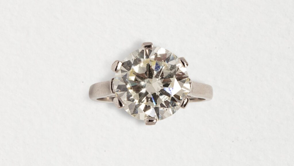 G1655-0001_Adjugé 11 500 €_Solitaire en platine (950 millièmes) orné d'un brillant de 3,94 carats (L/VS2). Doigt 58 Poids brut : 5 g Selon certificat LFG 350063 du 8 octobre 2018