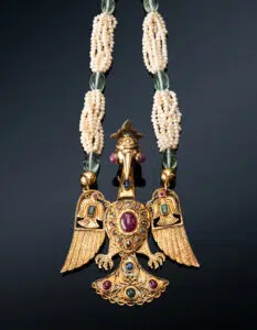 Estimation "Arts d'Orient" ce médaillon pectoral "Serdouk" proposer a la vente par notre cabinet d'expertise adjugé 15 000 €