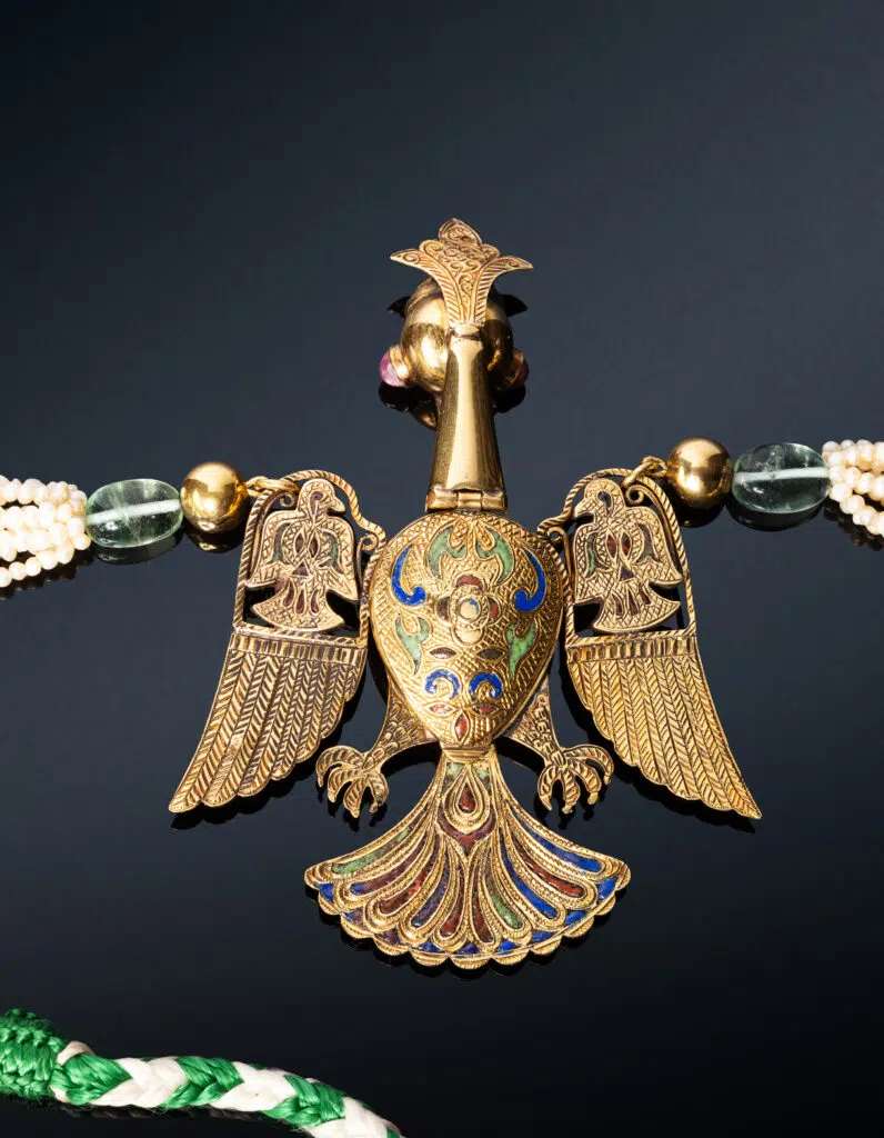 Estimation "Arts d'Orient" ce médaillon pectoral "Serdouk" proposer a la vente par notre cabinet d'expertise adjugé 15 000 €