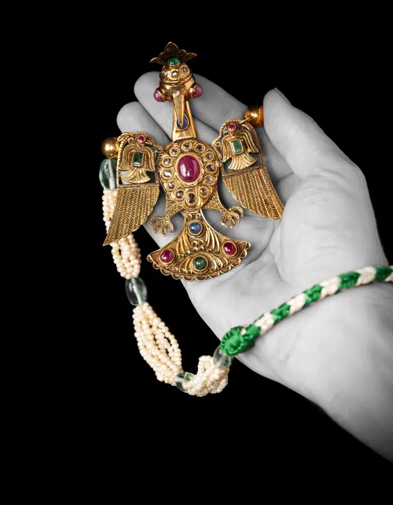 Estimation "Arts d'Orient" ce médaillon pectoral "Serdouk" proposer a la vente par notre cabinet d'expertise adjugé 15 000 €