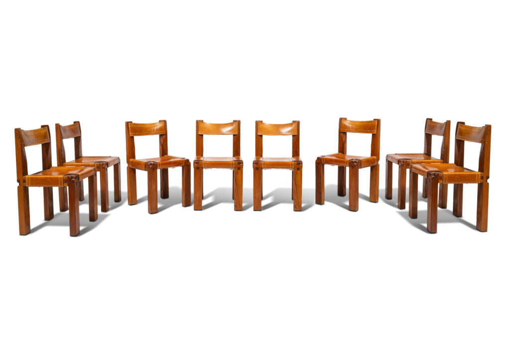 P0833-0002 - Pierre CHAPO (1927 - 1987) "S11B" Suite de 8 chaises de salle à manger en bois et cuir 78 x 43 x 43 cm Adjugé 10 000 €