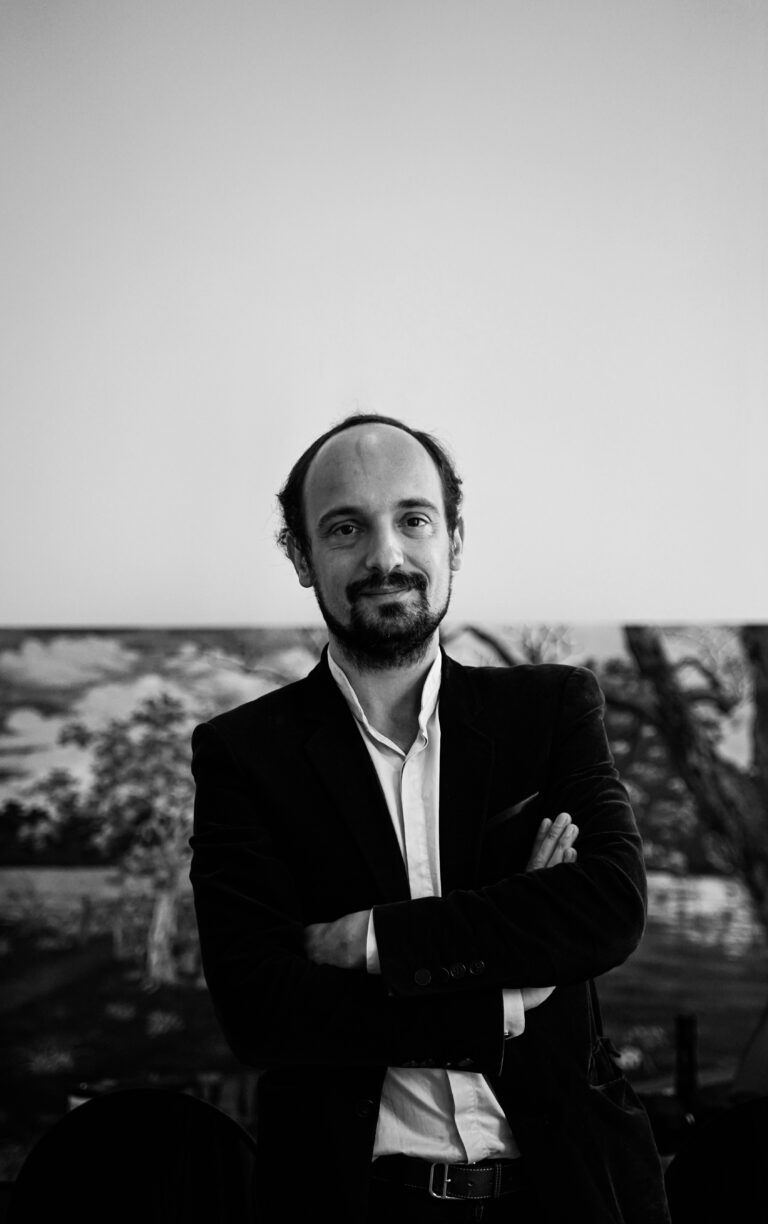 Fabien Robaldo de profil en noir et blanc de face