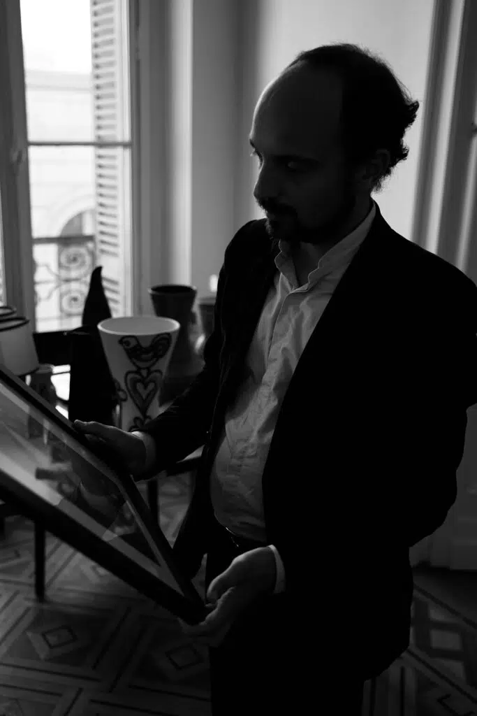 Expertise Fabien Robaldo, portrait photo de l'expert en Noir et blanc