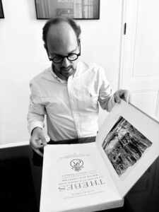 Expertise Fabien Robaldo, portrait photo de l'expert en Noir et blanc