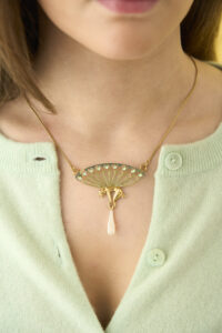 Estimation de ce bijou de "Jules René Lalique" estimée et proposée par notre cabinet, adjugée 22 000 €