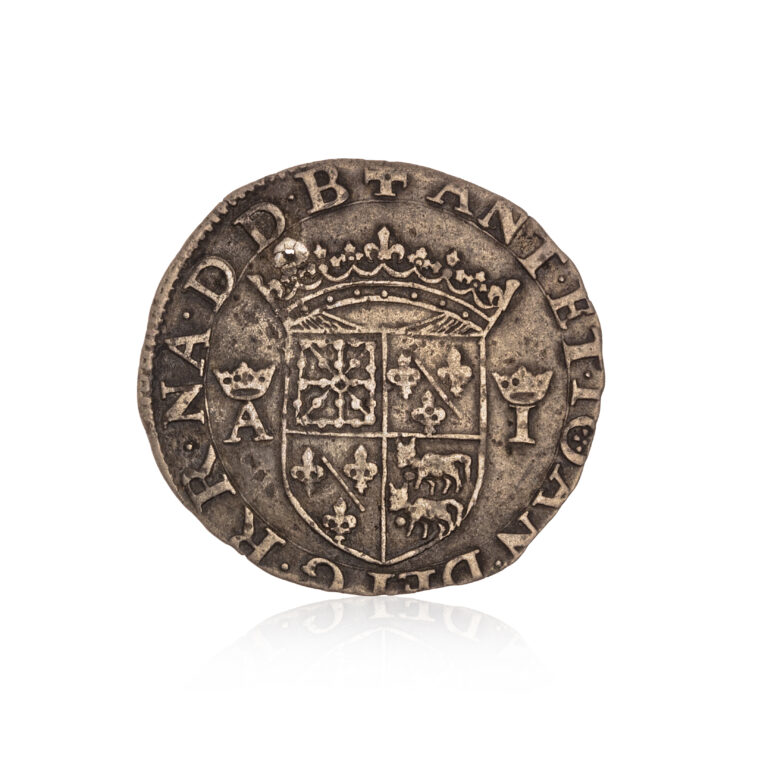 NAVARRE et BEARN. Collection d'environ 96 monnaies dont 2 testons d'Antoine et Jeanne de 1583, 7 testons de Jeanne d' Albret, 3 testons d'Henri II de Navarre et Marguerite de Valois, gros de Charles le Mauvais, 6 testons et 3 demi-testons d'Henri II de Navarre ainsi que 4 quarts d'écu et douze francs. Ensemble important et intéressant.