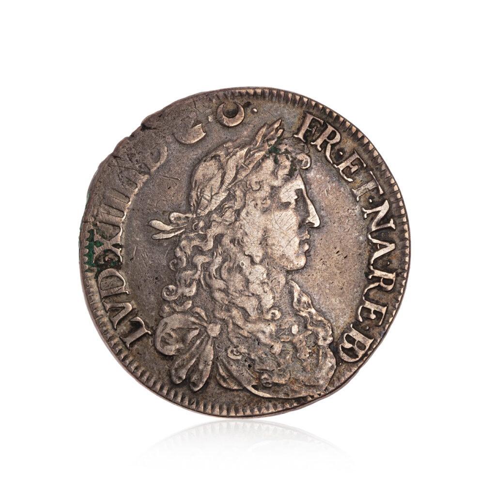 LOUIS XIII et LOUIS XIV. Collection d'environ 209 monnaies de cuivre et d'argent pour Louis XIV (dont 16 écus et 27 demi-écus) et Louis XIII. Ensemble important avec quelques monnaies rares conservées dans une mallette Abafi.