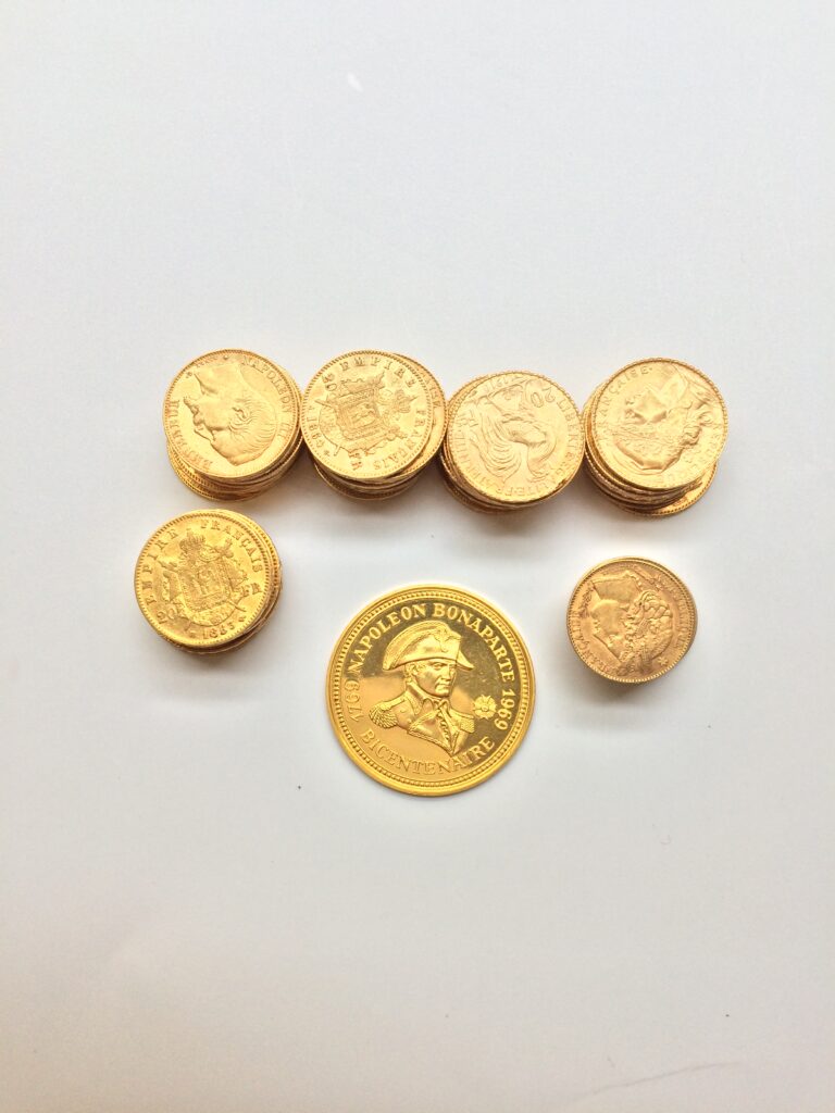 LOT DE 45p. DE 20F (61 AU TOTAL) FRANCE, Lot de 49 p. de 20f. De Louis Napoléon Bonaparte à 1911 auquel on joint quinze p. de 10f. 19e et 20e siècle et une médaille en or (16,65g) "Bicentenaire Napoléon Bonaparte"