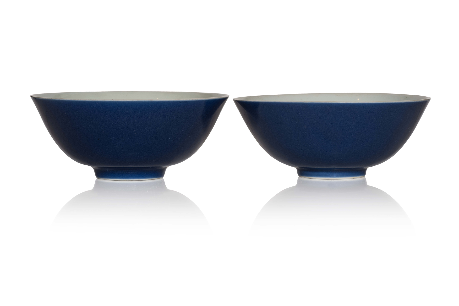 N4230-0003 Marque et époque Daoguang, XIXe siècle, Paire de bols en porcelaine_Montés sur des courts pieds, les parois arrondies, les parois externes revêtues d'une couverte monochrome bleu poudré. Marques Daoguang à six caractères en bleu de cobalt sous les bases. Hauteur : 7 cm Diamètre : 15 cm Adjugé 11 500 €