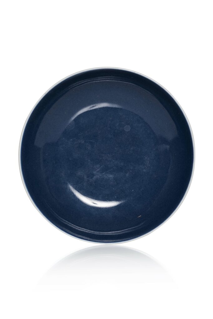 N4230-0010_CHINE, Marque et époque Daoguang, XIXe siècle, Coupelle en porcelaine, Montée sur un court pied, la paroi circulaire, revêtue sur l'ensemble d'une couverte monochrome bleu poudré. Une marque Daoguang à six caractères en bleu de cobalt sous la base. Hauteur : 4 cm Diamètre : 16,5 cm adjugé 6 000 €