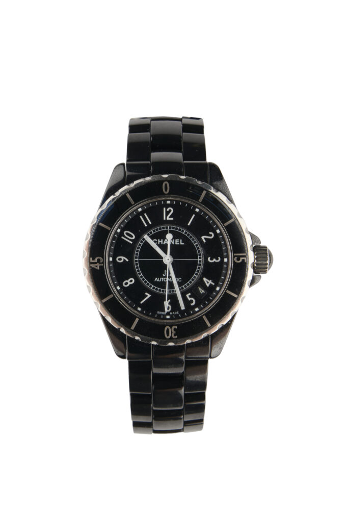 Estimation d'une montre Chanel, de forme ronde adjugée 2 000 € en partenariat avec l'étude MILLON (face)