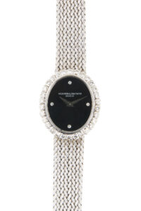 Vacheron & Constantin, montre de forme ovale vers 1960, lunette sertie de diamants (face)