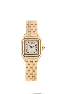 Estimation modèle «Panthère» signée Cartier, montre dame en or jaune 18k. Cadran crème avec chiffres romains. Aiguilles en acier bleui. Remontoir serti d’un saphir en cabochon. Verre saphir. Mouvement à quartz. Adjugé 6 300 €