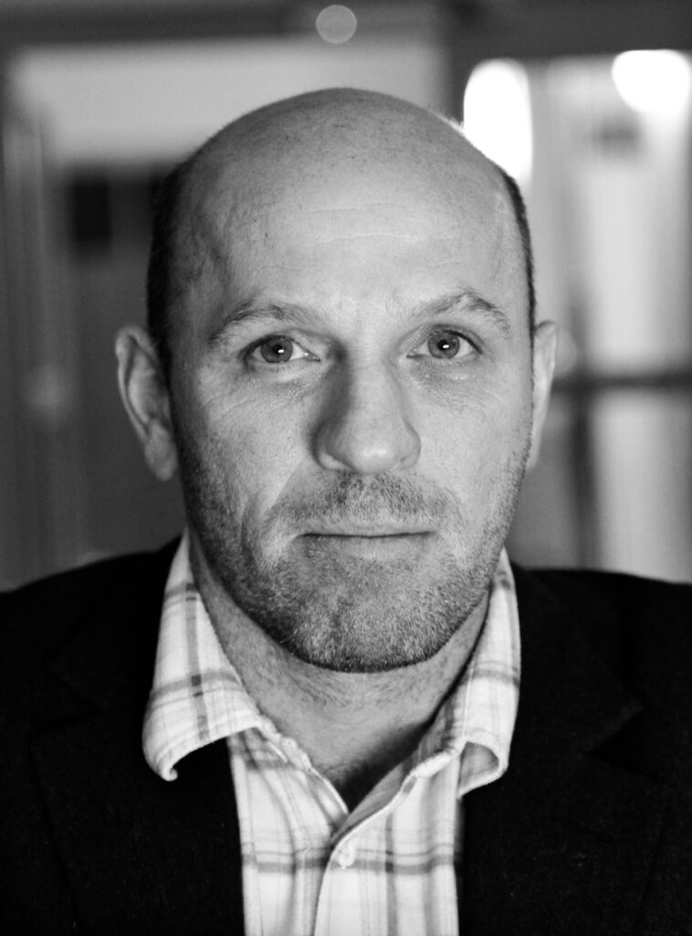 Expertise des œuvre de l'artiste et présentation de celui-ci, portrait photographique de l'artiste "Peter Doig" en noir et blanc