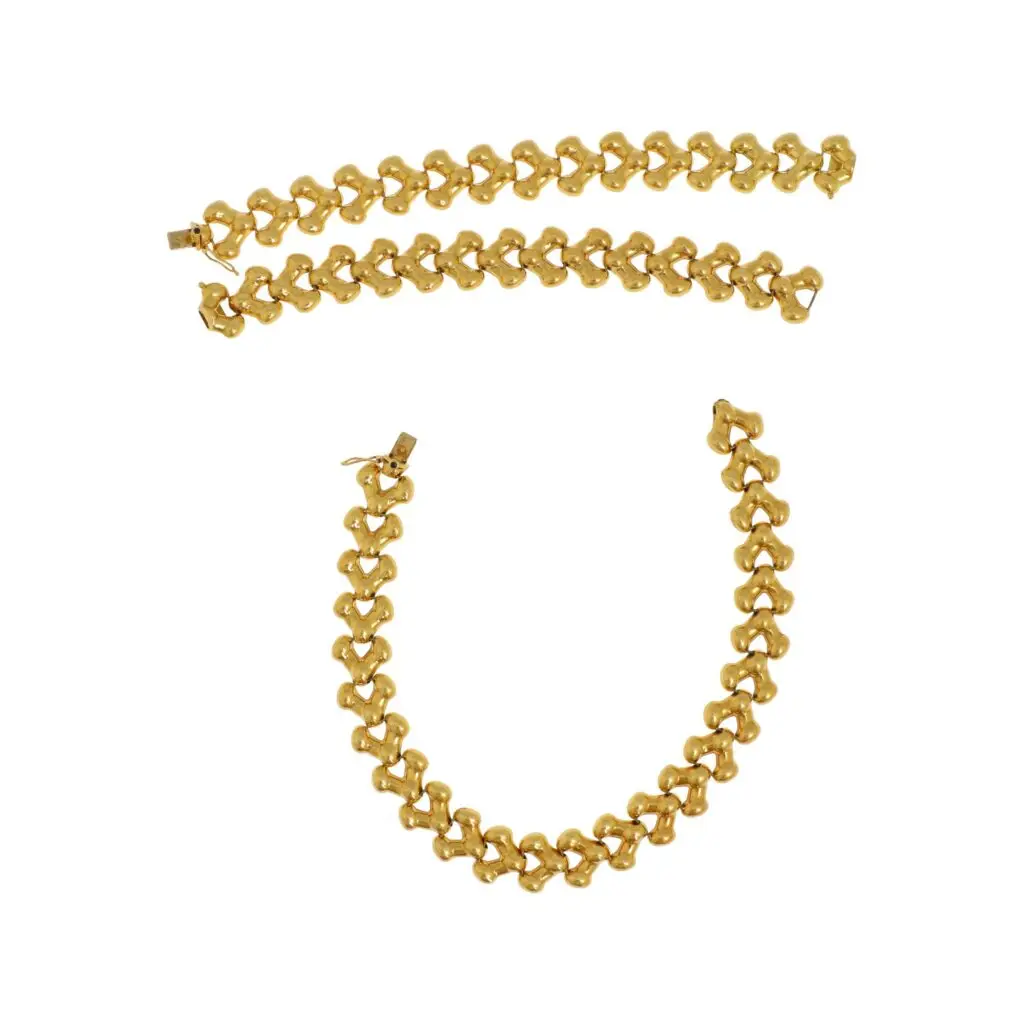 Estimation de ce bijou, parure en or jaune 18K (750°/°°) composée d'un bracelet, et d'un collier à maillons ajourés et articulés, les fermoirs à lame cliquet avec un huit de sûreté; et d'une paire de boucles d'oreilles, figurant le même motif.