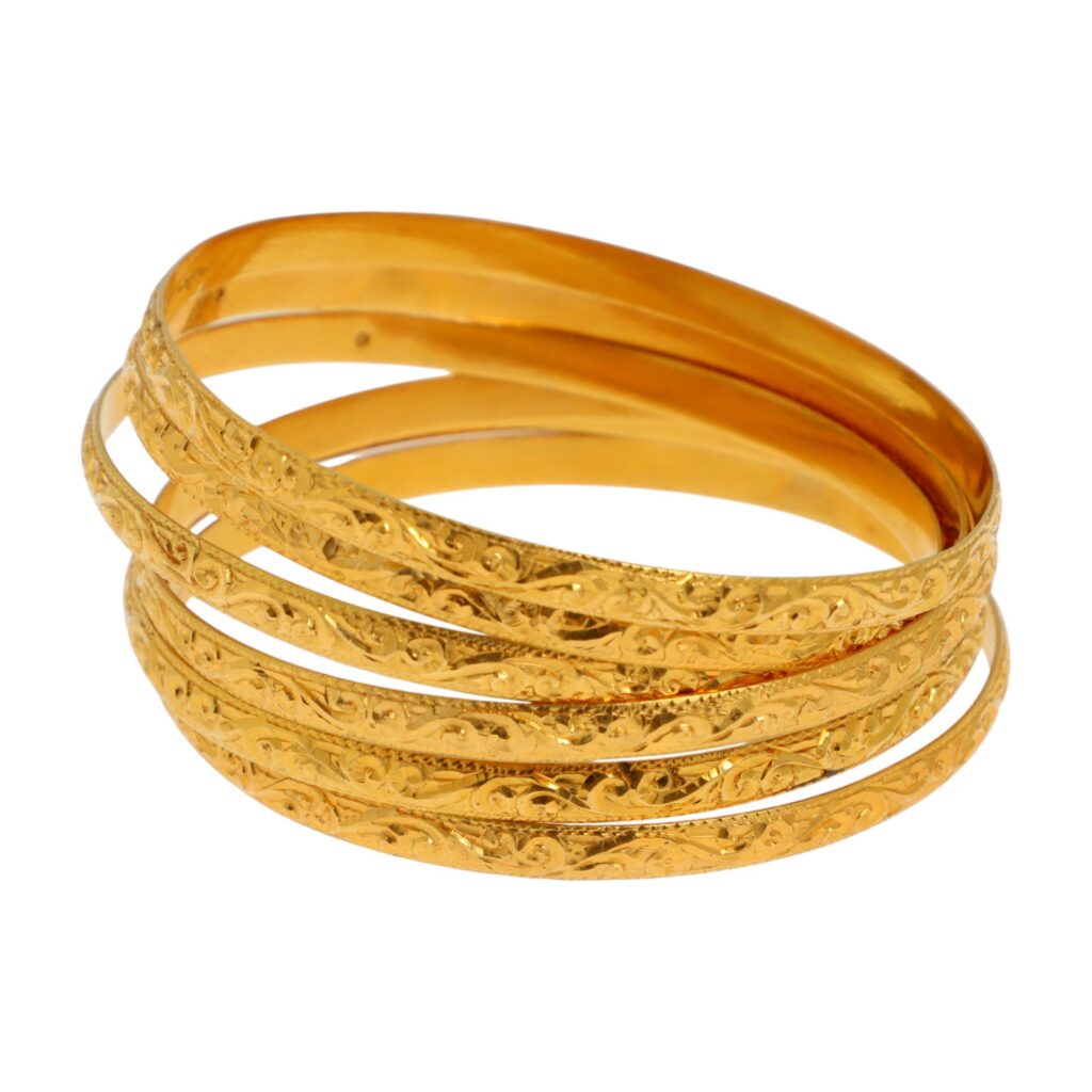 P2785_0002, Lot de six bracelets joncs en or jaune 18K (750°/°°) à motifs de volutes en frise. Travail marocain. Poids net: 129 gr. D: 75 mm Petits chocs. Expertise et estimation par Fabien Robaldo