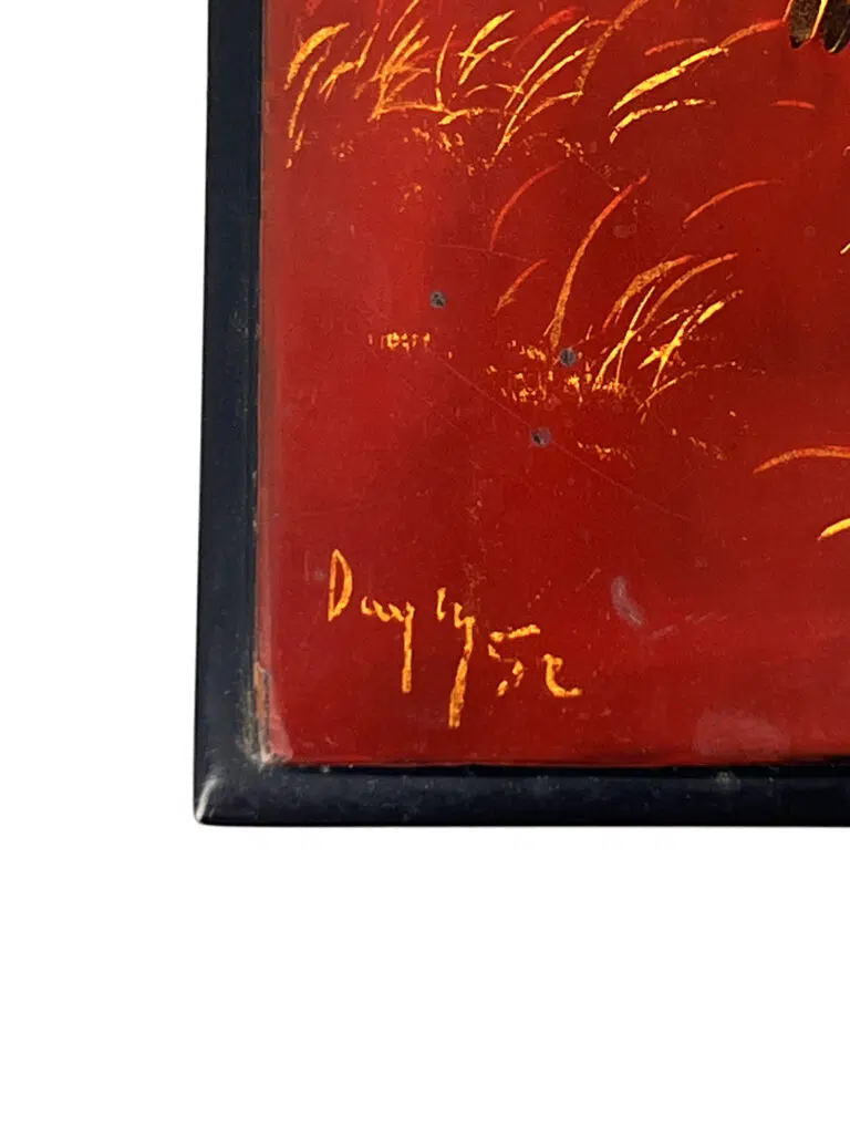 P2402-0002, de forme quadrangulaire, présentant sur le couvercle un décor en laque or et ocre sur fond rouge de deux biches dans la jungle. L’intérieur en laque rouge portant l’inscription «Tran-Phuc-Duyen, Artiste laqueur, Hanoï, Vietnam, 146 av. du Grand Bouddha». 30 x 20 cm