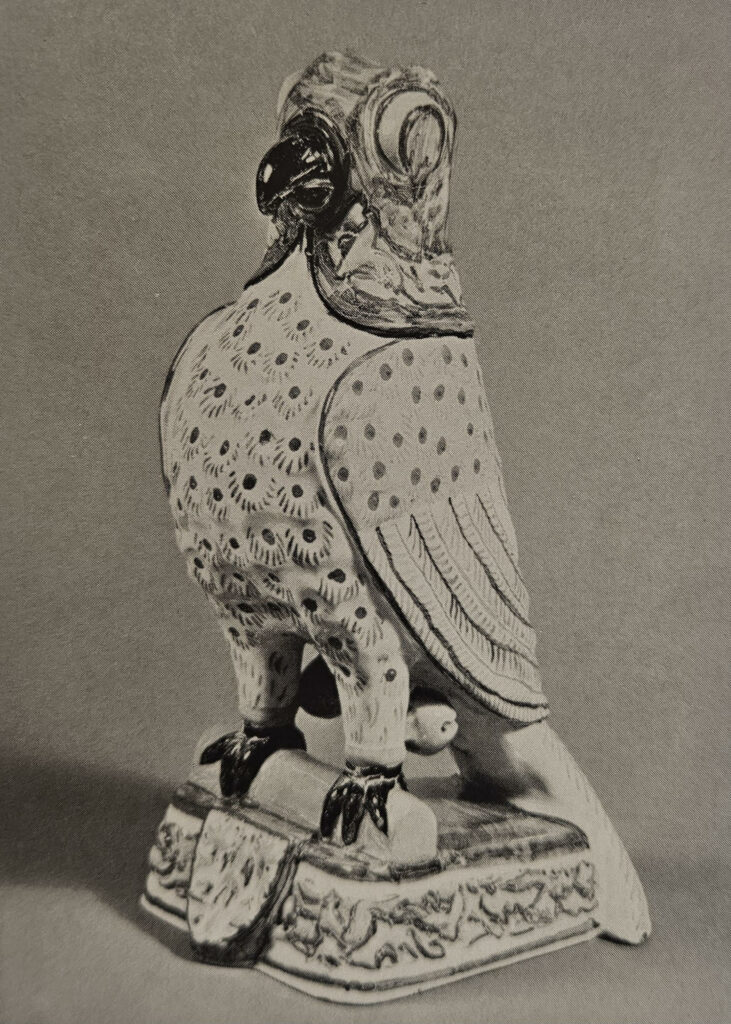 P3256-0001, Emile GALLE (1846 - 1904), Description : Sculpture zoomorphe en céramique émaillée polychrome et rehaut d'or. Monogramme "EG" et titré "En haut les coeurs". Marque sous la base "Gallé Nancy modèle déposé". H : 24 cm (accidents, manque d'émail et fêles)