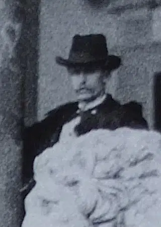 Expertise des œuvres de l'artiste et présentation de celui-ci, portrait photographique de l'artiste " Jean Coraboeuf" à la villa Médicis, à Rome. Photographie anonyme (1901, détail)