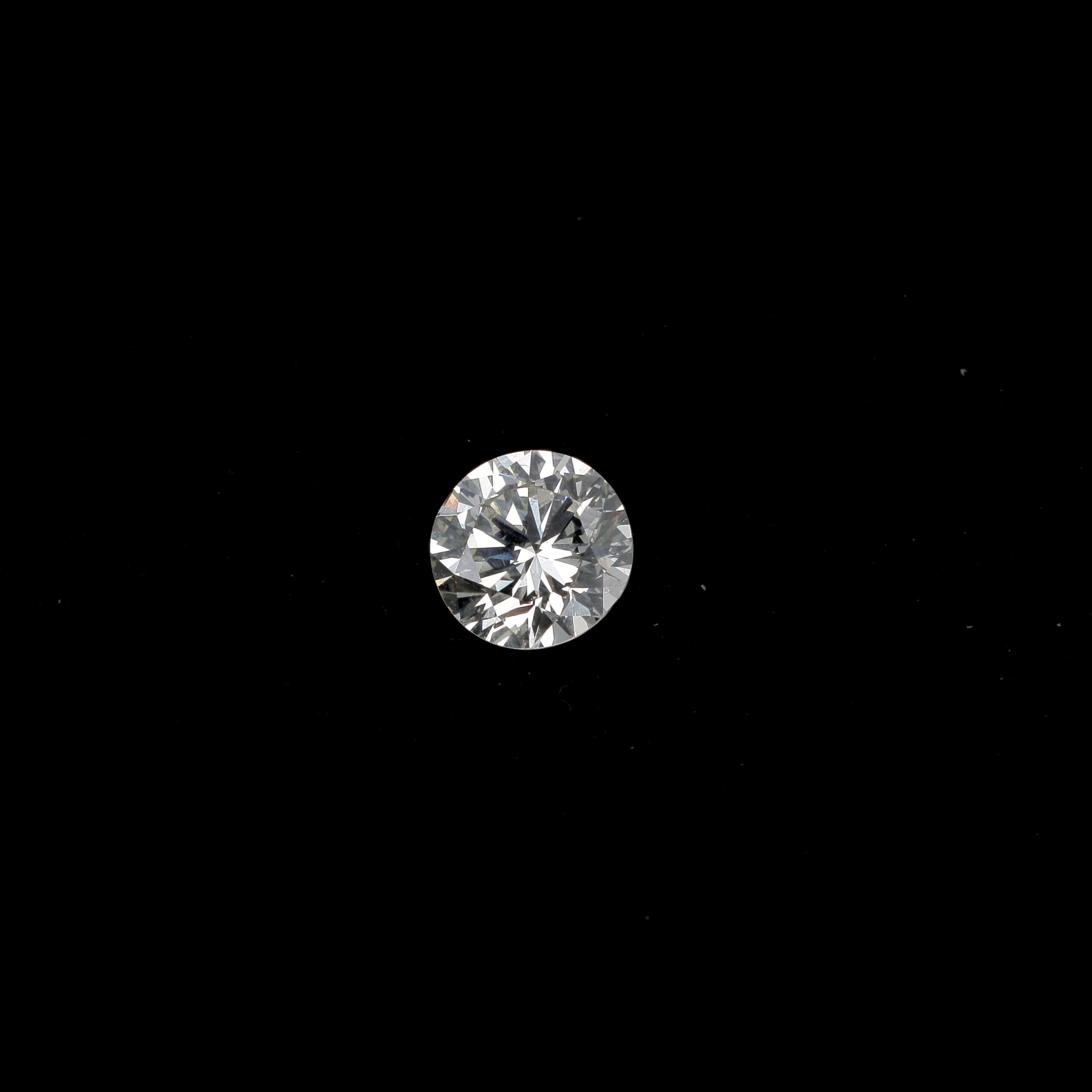 Estimation bijoux - Bague en platine (950 millièmes) sertie d'un diamant rond taille brillant de 8,96 carats. Dim.: 13.30 - 13.50 x 8.18 mm Rapport d'analyse LFG septembre 2025, précisant couleur M, pureté VS1, aucune fluorescence. Poids brut : 6,7 g. Doigt 49 Diamant présenté desserti. adjugé 55 000 €