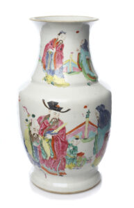 CHINE, XVIIIe siècle, Vase en porcelaine, De forme balustre, monté sur un court pied, la panse en calice surmontée d'un col renflé à la base et évasé à l'ouverture, présentant un décor en émaux polychromes de la famille rose présentant des Immortels accompagnés d'enfants. Hauteur : 34 cm Diamètre : 21 cm