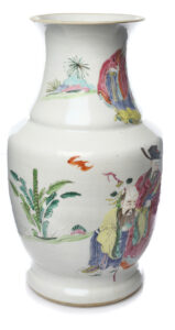 CHINE, XVIIIe siècle, Vase en porcelaine, De forme balustre, monté sur un court pied, la panse en calice surmontée d'un col renflé à la base et évasé à l'ouverture, présentant un décor en émaux polychromes de la famille rose présentant des Immortels accompagnés d'enfants. Hauteur : 34 cm Diamètre : 21 cm