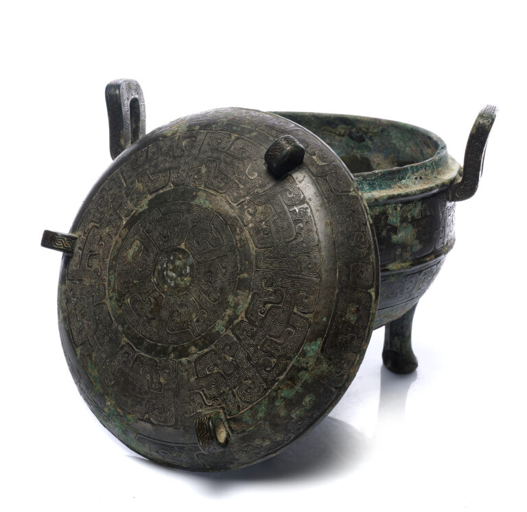 CHINE, Période des Royaumes Combattants, Récipient archaïque en bronze, ding, Adjugé 5 000 €