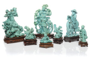 CHINE, XXe siècle, Ensemble de huit groupes en turquoise sculptée, Prenant la forme d'élégantes, Immortels et enfants. Avec leurs socles en bois adaptés. Hauteur : entre 4 et 17 cm