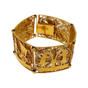 Bracelet - Bracelet en or jaune 18K (750°/°°) à maillons rectangulaires articulés et ajourés, figurant des scènes de vie; fermoir à lame cliquet avec une chaînette de sécurité. Poids brut: 57,1 gr. - Adjugé 3 970 €