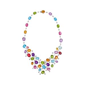 Collier pierres de couleur - Collier en or gris 18K (750°/°°) orné de multiples pierres de couleurs dont améthystes, citrines, tourmalines, topazes de forme ovale; et des petits diamants ronds, fermoir à lame cliquet avec un huit de sûreté. Poids brut: 81,9 gr. L: 41 cm env.