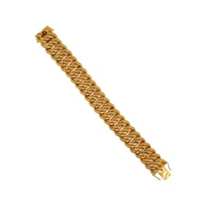 Bracelet en or jaune 18k (750°/°°) à large maillons entrelacés certains incisés, fermoir lame cliquet, huit de sécurité. poids brut : 54,2 gr. Adjugé 3 760 €