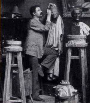 Expertise des œuvres de l'artiste et présentation de celui-ci, portrait photographique de l'artiste "Medardo Rosso dans son atelier vers 1890”.