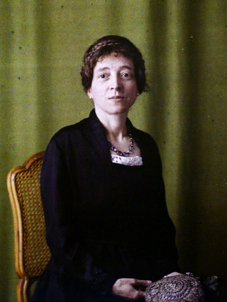 Expertise des œuvres de l'artiste et présentation de celui-ci, portrait photographique de l'artiste "Georgette Agutte” par Auguste Léon, collection Albert Kahn
