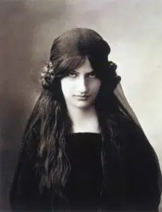 Expertise des œuvres de l'artiste et présentation de celui-ci, portrait photographique de l'artiste "Jeanne Hébuterne” photographie anonyme, vers 1916.