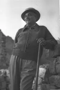 Expertise des œuvres de l'artiste et présentation de celui-ci, portrait photographique de l'artiste "Marcel Janco”