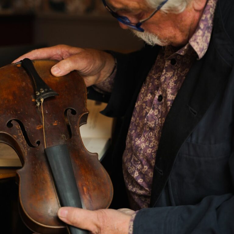 Expertise et estimation par Fabien Robaldo. Gilles Chancereul, expert lutherie