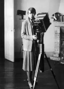 Expertise des œuvres de l'artiste et présentation de celui-ci, portrait photographique de l'artiste "Berenice Abbott"