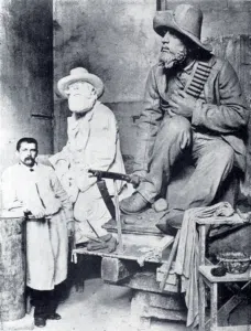Expertise des œuvres de l'artiste "Anton Van Wouw" et présentation de celui-ci, Anton van Wouw et deux des sculptures du monument dédié à Paul Kruger et situé de nos jours au centre de Church square à Pretoria
