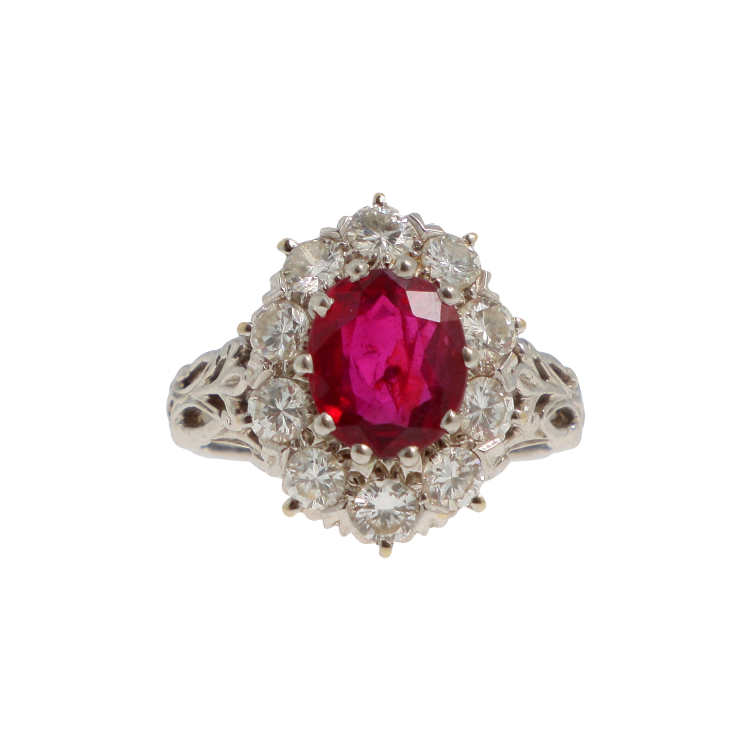 Q0342_0001 - Bague marguerite en or gris 18K (750°/°°) et platine (950°/°°) centrée d'un rubis ovale de 1.67 ct entouré de diamants ronds taille brillant. Travail français. Poids brut: 5,6 gr. TD: 51 Rapport d'analyse de Bellerophon février 2026, précisant son origine de Thaïlande et l'absence de modifications thermiques. - Adjugé 4 300 €