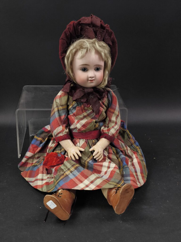 P4125_0009 - JN STEINER - Description : poupée française, avec tête en biscuit, bouche fermée, marquée « STEINER PARIS Fre C 15 » yeux fixes bleus, corps articulé d’origine marqué « LE PETIT PARISIEN BEBE STEINER » perruque, chapeau, robe et bottines anciennes, H=58cm. - Adjugé 3 500 €
