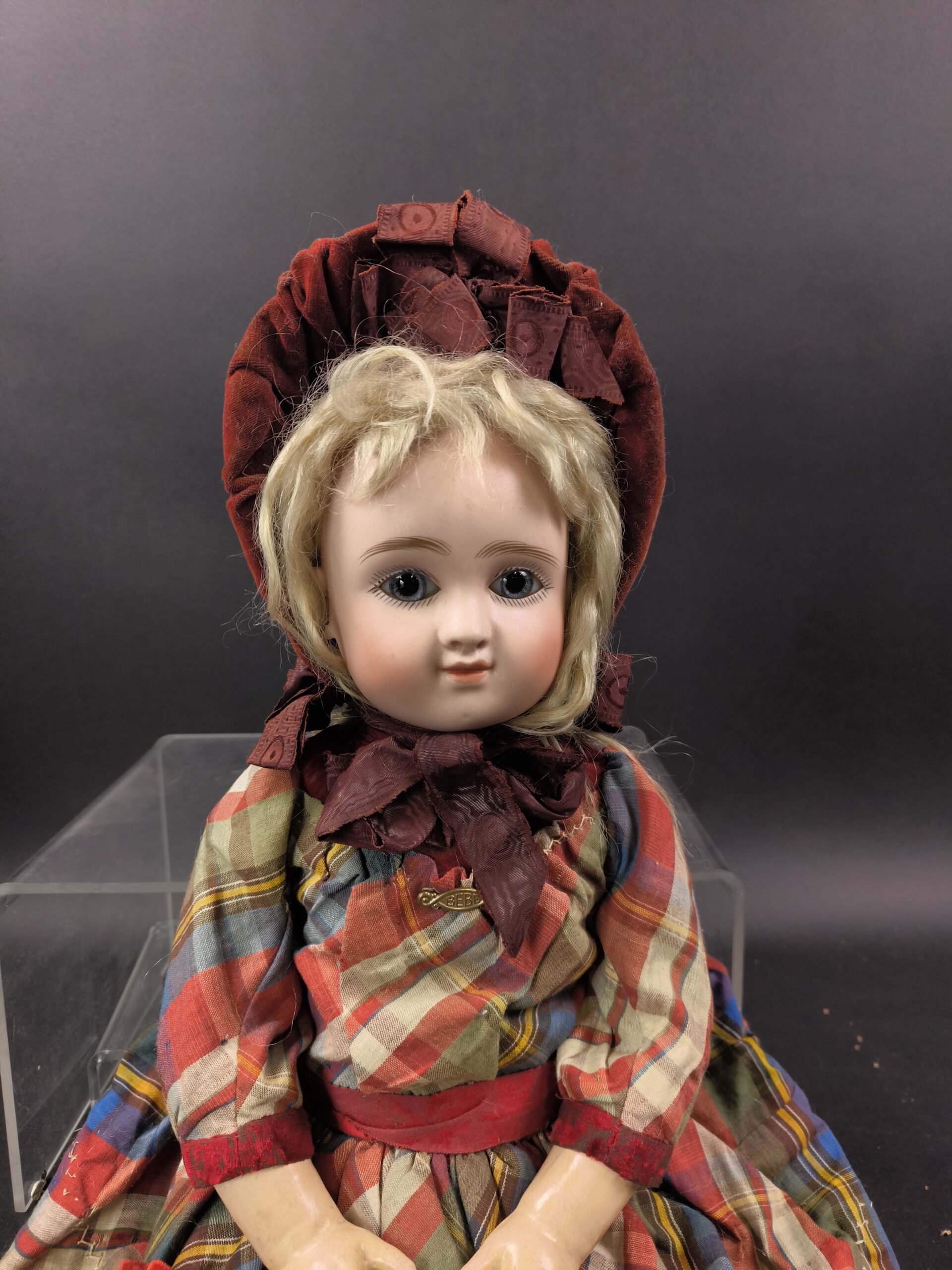 P4125_0009 - JN STEINER - Description : poupée française, avec tête en biscuit, bouche fermée, marquée « STEINER PARIS Fre C 15 » yeux fixes bleus, corps articulé d’origine marqué « LE PETIT PARISIEN BEBE STEINER » perruque, chapeau, robe et bottines anciennes, H=58cm. - Adjugé 3 500 €