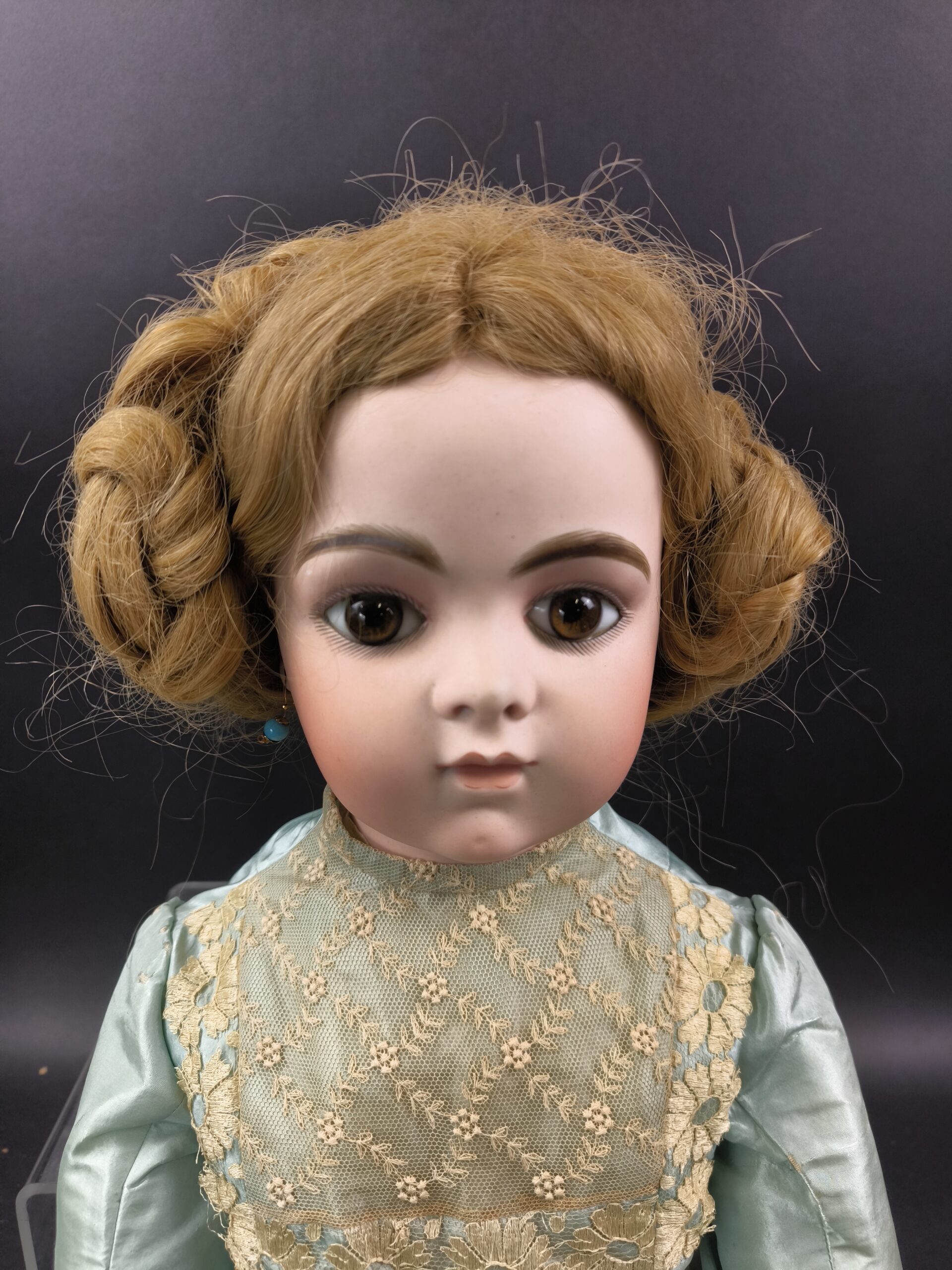 P4125_0001 - BEBE BRU - Description : poupée française, avec tête en biscuit, bouche fermée, marquée « BRU Jne 15 » yeux fixes marron, corps articulé d’origine en bois sculpté, robe et perruque anciennes, chaussures « BRU Jne 15 ». - Adjugé 4 900 €