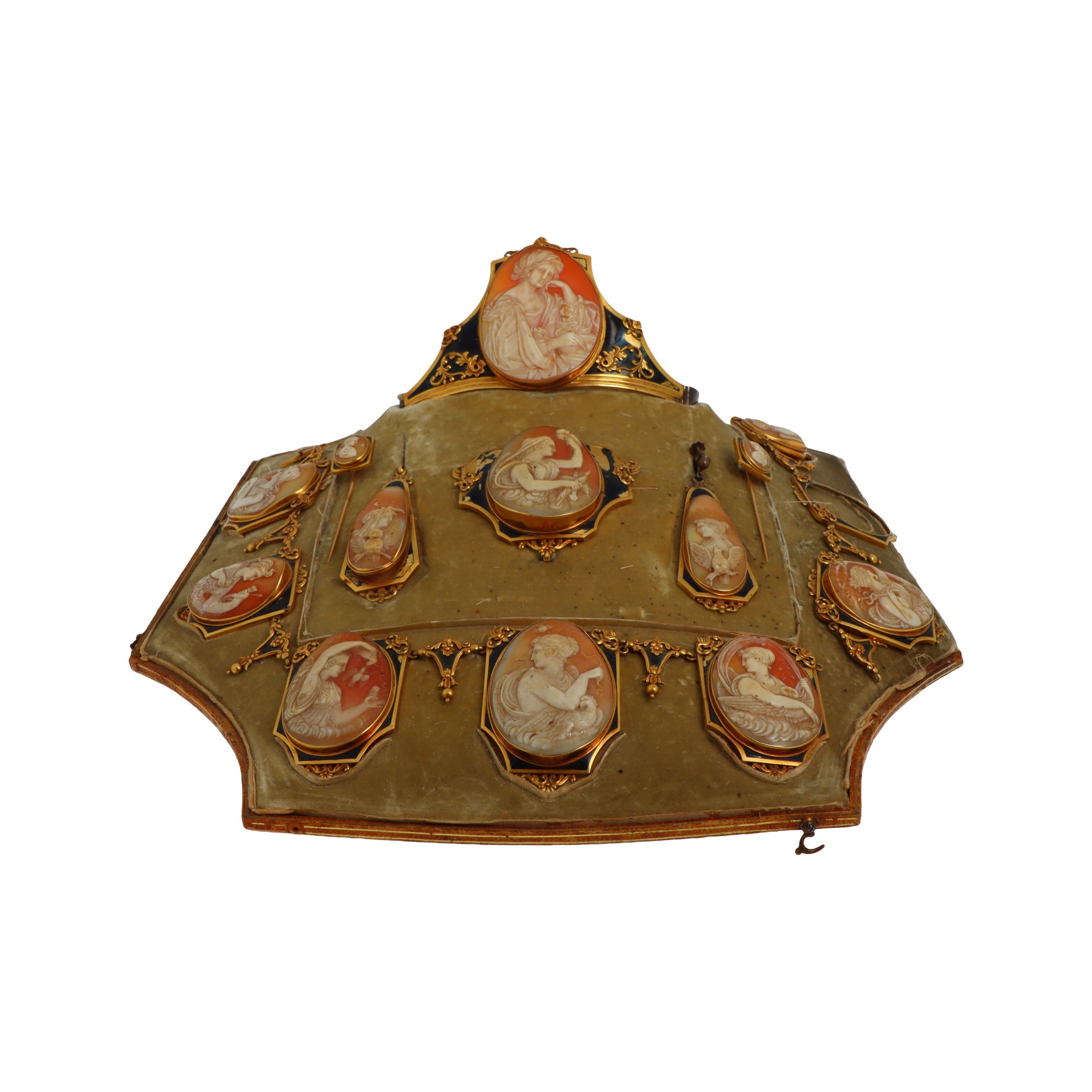 Q0333_0001 - Parure XIXe siècle - Importante parure en or jaune 18K (750°/°°) et argent (800°/°°) comprenant un collier, un diadème, deux épingles, une broche et un pendant d'oreille (attache argent), et un pendentif; le tout orné de multiples camées coquilles à décors à l'antique, et entourés d'émail bleu; une attache en argent (800°/°°) et tour de tête en métal. Travail du XIXème siècle. Poids brut: 182,4 gr. Avec écrin à la forme. Accidentée, manques, transformations, en partie pour débris. - Adjugé 7 200 €