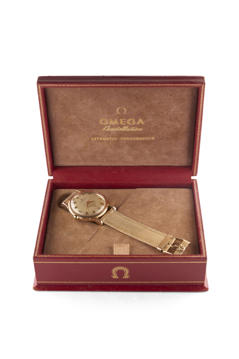 Omega Constellation Montre bracelet chronomètre Vers 1957 Référence 2782/2799SC Boitier en or rose 18 carats 750 millièmes numéroté 11433370 Cadran argenté à secteurs, index et chiffres arabes appliqués, aiguilles dauphines dorées Mouvement mécanique à remontage automatique à bumper signé Calibre 354 numéroté 14769400 Diamètre: 36mm environ Bracelet dit Mesh en or rose 18 carats 750 millièmes avec boucle ardillon signée Poids brut: 87.8g Boite d'origine, bracelet cuir d'origine avec boucle ardillon signée plaquée or rose, bulletin de chronométrie, certificat de garantie d'origine en date du 06/09/1957 et une facture de révision en date du 12/02/1976. Adjugé 7 300 €