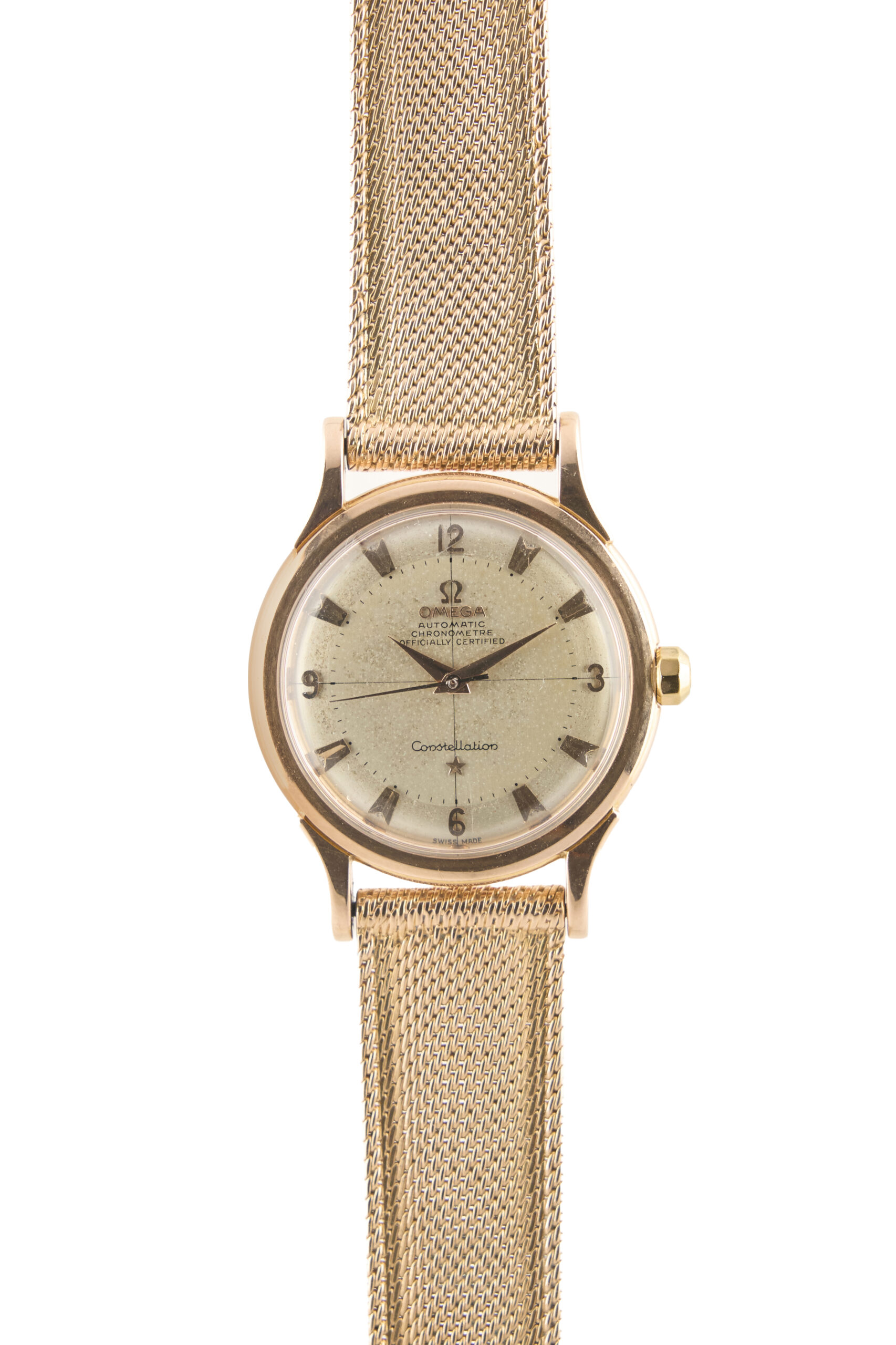 Omega Constellation Montre bracelet chronomètre Vers 1957 Référence 2782/2799SC Boitier en or rose 18 carats 750 millièmes numéroté 11433370 Cadran argenté à secteurs, index et chiffres arabes appliqués, aiguilles dauphines dorées Mouvement mécanique à remontage automatique à bumper signé Calibre 354 numéroté 14769400 Diamètre: 36mm environ Bracelet dit Mesh en or rose 18 carats 750 millièmes avec boucle ardillon signée Poids brut: 87.8g Boite d'origine, bracelet cuir d'origine avec boucle ardillon signée plaquée or rose, bulletin de chronométrie, certificat de garantie d'origine en date du 06/09/1957 et une facture de révision en date du 12/02/1976. Adjugé 7 300 €